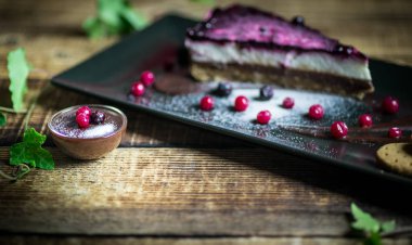 Ev yapımı cheesecake taze çilek ve çikolata ile