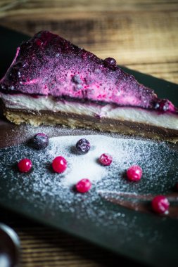 Ev yapımı cheesecake taze çilek ve çikolata ile