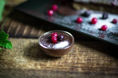 Ev yapımı cheesecake taze çilek ve çikolata ile