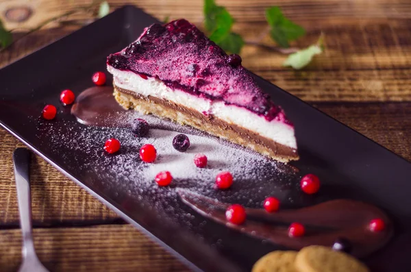 新鮮な果実とチョコレートと自家製チーズケーキ — ストック写真