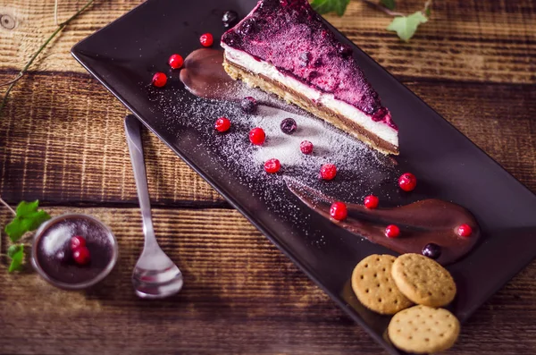 Домашний чизкейк со свежими ягодами и шоколадом — стоковое фото