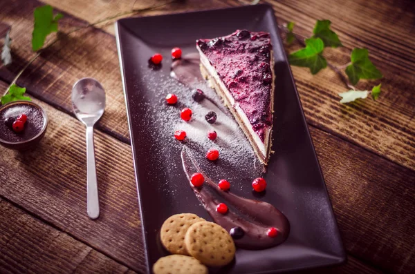 Домашний чизкейк со свежими ягодами и шоколадом — стоковое фото