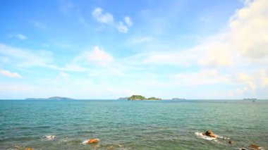 Mavi gökyüzü ile tropik deniz