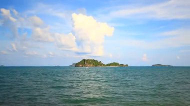 Mavi gökyüzü ile tropik deniz