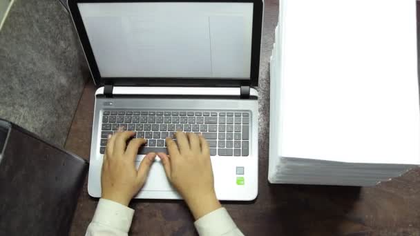 Εργασίας για το laptop, εξοικονόμηση στη βάση δεδομένων — Αρχείο Βίντεο