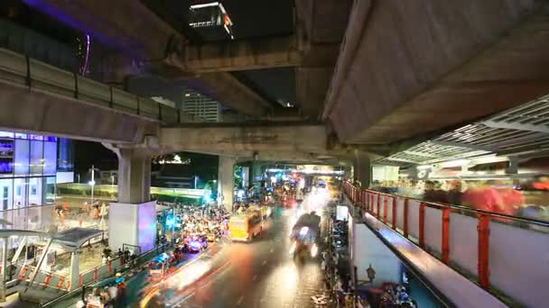 Толпа людей, идущих в центре Сиама, Бангкок — стоковое видео
