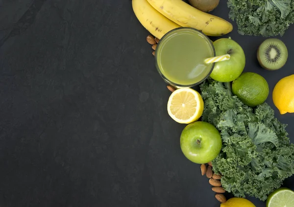 Leva hälsosamt grön Smoothie med frukt och grönsaker — Stockfoto