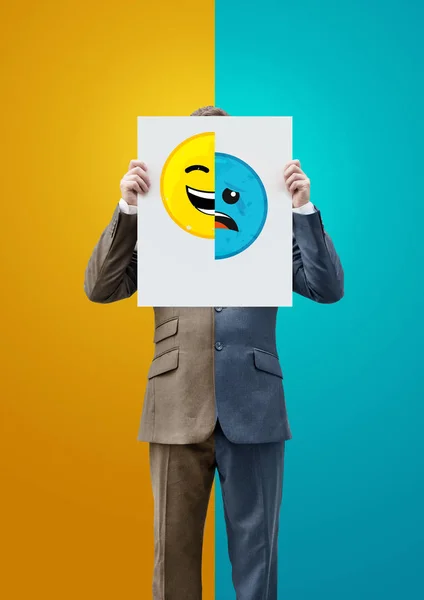 Empresario sosteniendo caras felices y tristes —  Fotos de Stock