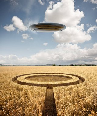 Yabancı bir yaz karşılaşması. Bir UFO sıcak bir yaz gününde buğday tarlasında ekin çemberleri bırakır. Karışık Ortam 3B Görüntü.