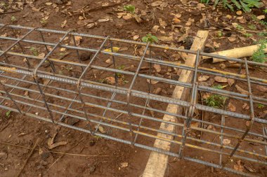 Demir çelik, beton iskeleti ahşap üzerine yapmak için 