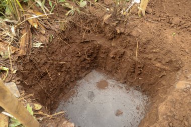 Kare, zeminde bir metre derinliğinde, beton tabanlı.. 