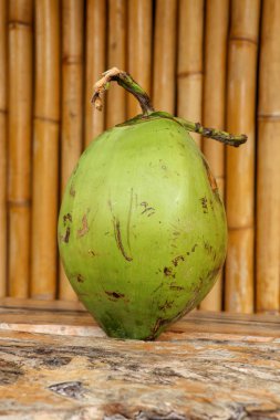 Masada taze hindistan cevizi ve ahşap tahta var. Young Co