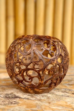 Hindistan cevizi kabuğu oyması. Bali 'deki yerli halk el işi., 