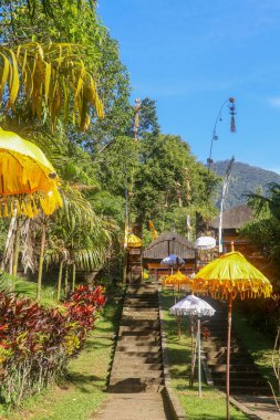 Hindu tapınağındaki dekoratif şemsiyelerle dolu merdiven.