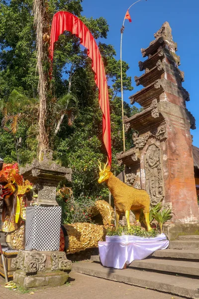 A statue of a roe deer in a Hindu temple that represents good an — Stock Photo, Image