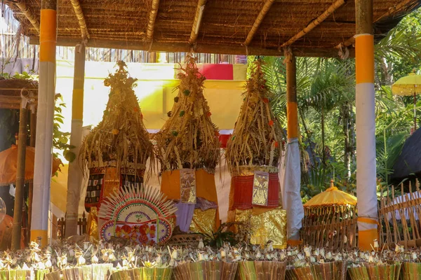 Hindu offerings prepared for ceremonies at Batukaru Temple on Ba — Stock Photo, Image