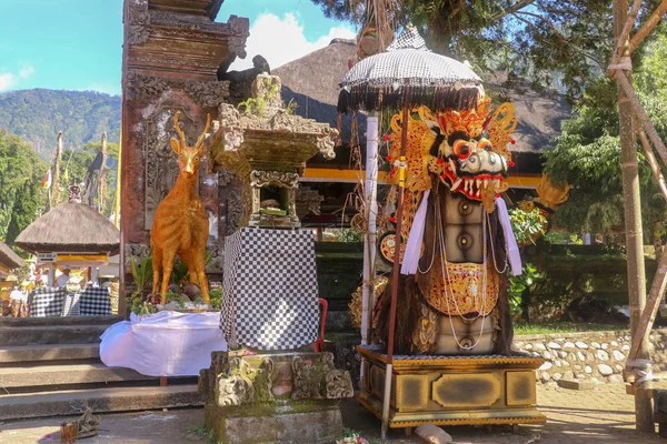 A statue of Barong in a Hindu temple that represents good and po — Stock Photo, Image