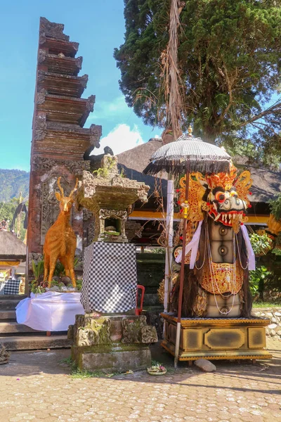 A statue of Barong in a Hindu temple that represents good and po