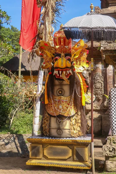 A statue of Barong in a Hindu temple that represents good and po — Stock Photo, Image