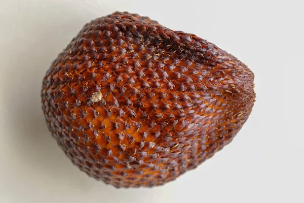 Close up de um único pedaço de fruta de cobra. Vista superior da única hea — Fotografia de Stock