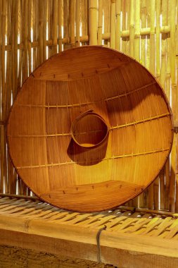 Çeltik tarlalarında ekicilerin kullandığı kuru palmiye yaprakları. Geleneksel olarak çiftçiler 