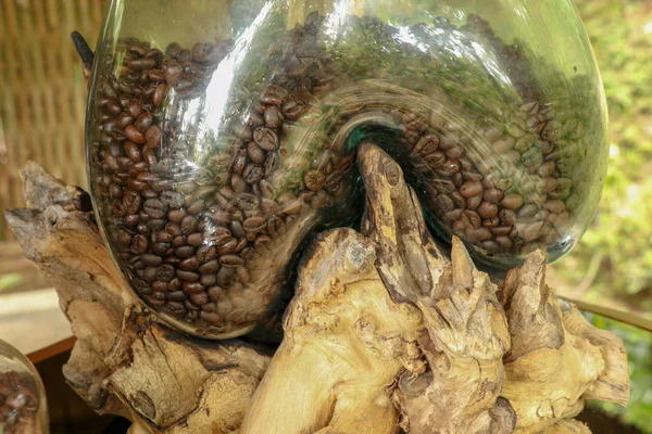 Натуральна кава арабіка в скляній декоративній банці, розміщеній на — стокове фото