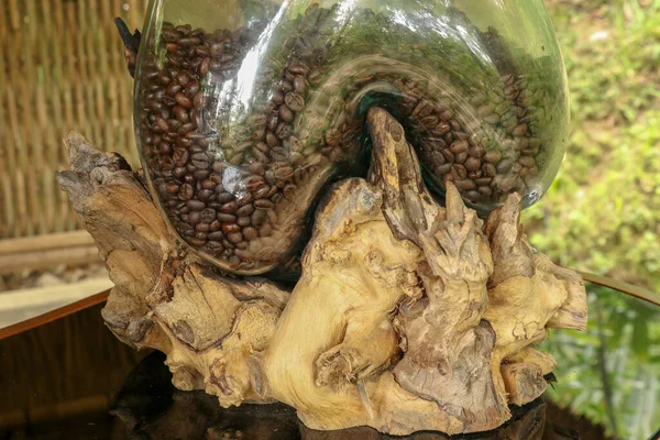 Café naturel Arabica grains dans un pot décoratif en verre placé sur — Photo