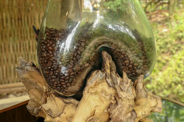 Café naturel Arabica grains dans un pot décoratif en verre placé sur — Photo