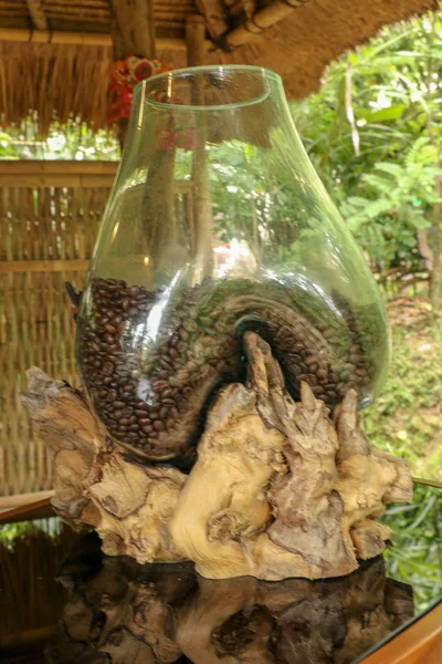 Caffè naturale Arabica fagioli in un vaso ornamentale di vetro posto su — Foto Stock