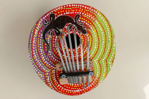 Традиционный музыкальный инструмент каримба с гекконовым мотивом ящерицы . — стоковое фото