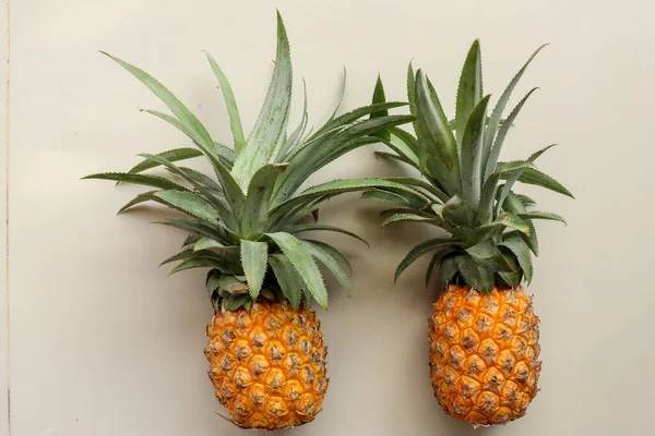 Пара целых ананасов тропические фрукты или ананы, изолированные на Уайт — стоковое фото