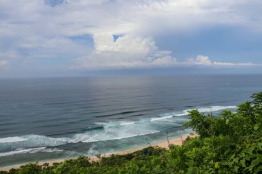 Bali Adası 'ndaki Hint Okyanusu kıyısında yüksek bir uçurum.