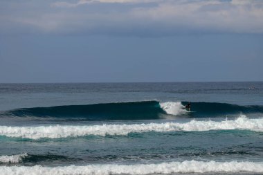 Bir grup genç sörfçü Nyang Nya 'da popüler bir yerde sörf yapıyor.