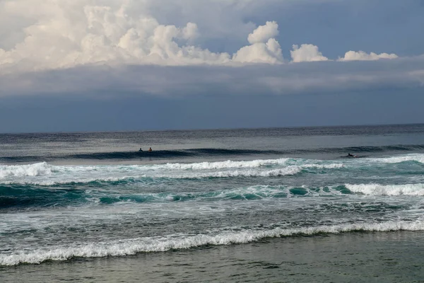 Surfaři čekají na vhodnou vlnu na svých surfařských prknech. T — Stock fotografie
