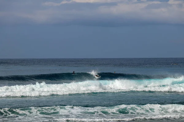 Um bando de jovens surfistas surfam em um local popular em Nyang Nya — Fotografia de Stock