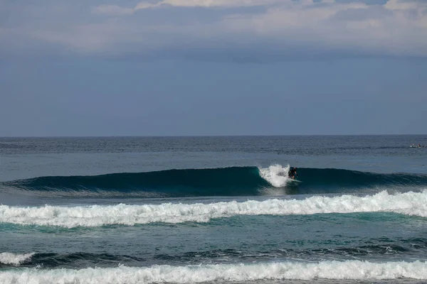 Een stel jonge surfers surfen op een populaire locatie in Nyang Nya — Stockfoto