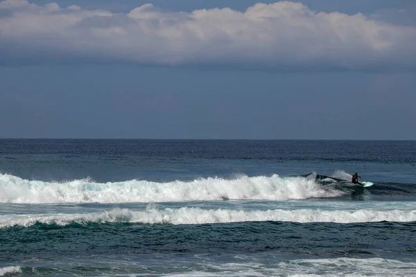 Un grupo de jóvenes surfistas surfean en un lugar popular en Nyang Nya — Foto de Stock