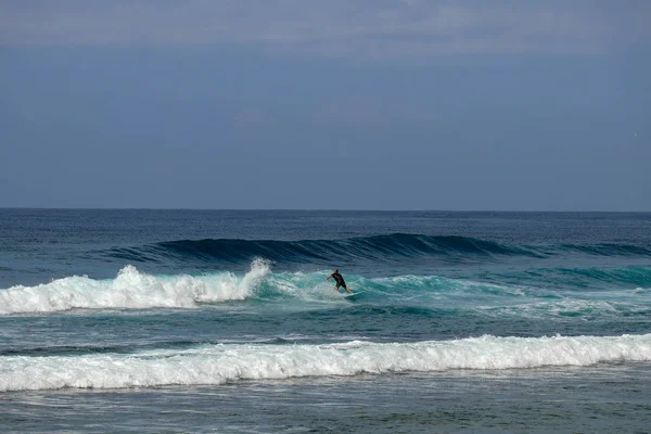 Un groupe de jeunes surfeurs surfent dans un endroit populaire à Nyang Nya — Photo