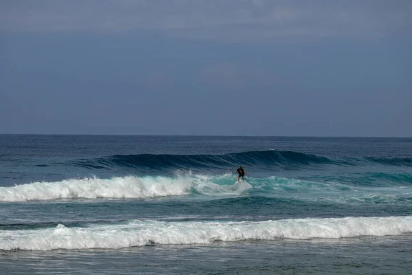 Banda mladých surfařů surfovat na populárním místě v Nyang Nya — Stock fotografie