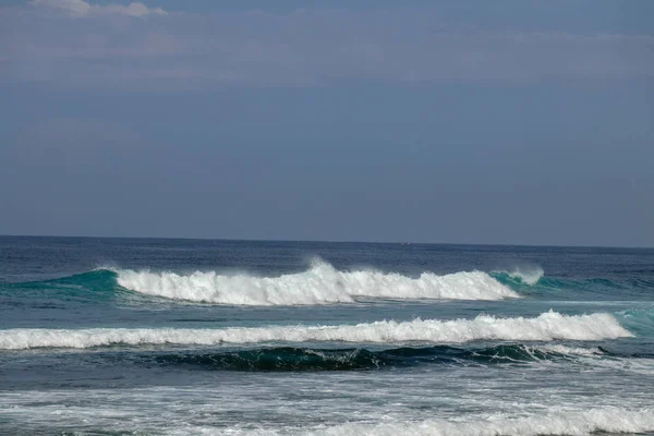 Gran ola rompiendo con agua verde brillante y gran spray blanco a — Foto de Stock