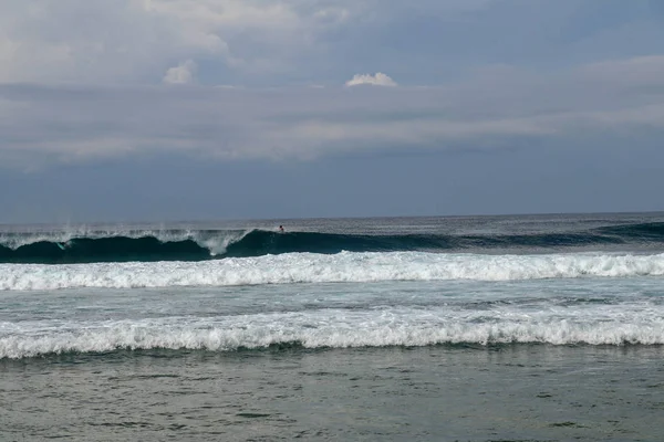 Surfeur joyeux chevauchant une grande vague d'océan moussant dans une nature ensoleillée. M — Photo
