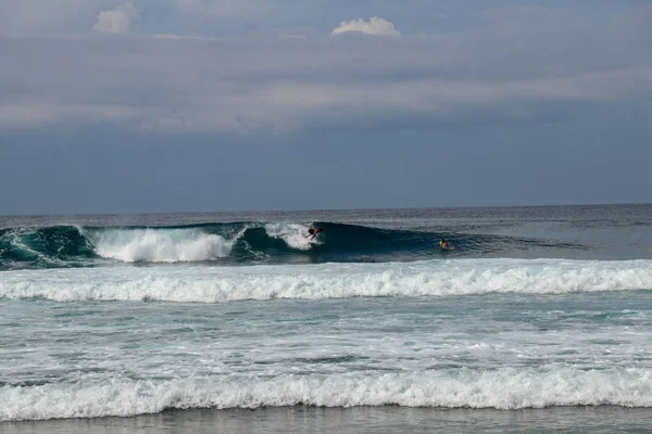 Vrolijke Surfer Riding Big Foaming Ocean Wave in de zonnige natuur. M — Stockfoto