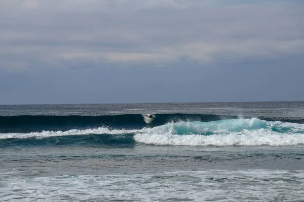 Alegre surfista cabalgando gran ola de espuma del océano en la naturaleza soleada. M — Foto de Stock