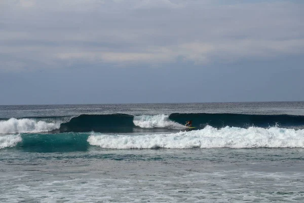 Bali, Indonesië. Surfer rijden op vat golf. Surfer op gele su — Stockfoto