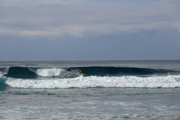 Bali, Indonésie. Projížďka surfařem na hlavni. Surfař na žlutém su — Stock fotografie