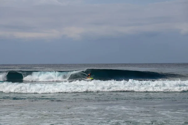 Bali, Indonesia. Surfista paseo en onda de barril. Surfista en amarillo su —  Fotos de Stock