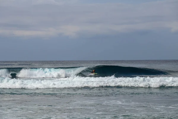 Křišťálově čistá voda stříká přes surfaře na epickém sudu w — Stock fotografie