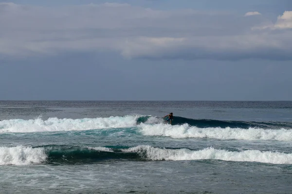Surfeur joyeux chevauchant une grande vague d'océan moussant dans une nature ensoleillée. M — Photo