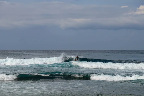 Surfeur joyeux chevauchant une grande vague d'océan moussant dans une nature ensoleillée. M — Photo