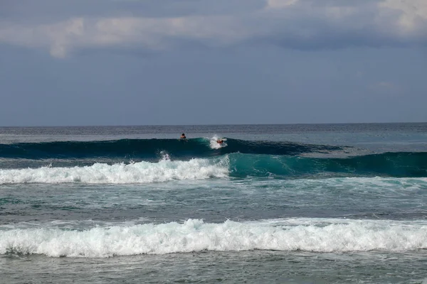 Dalgadaki genç adam. Sörfçü boruyu bırakır. Bali 'de dalgalar — Stok fotoğraf